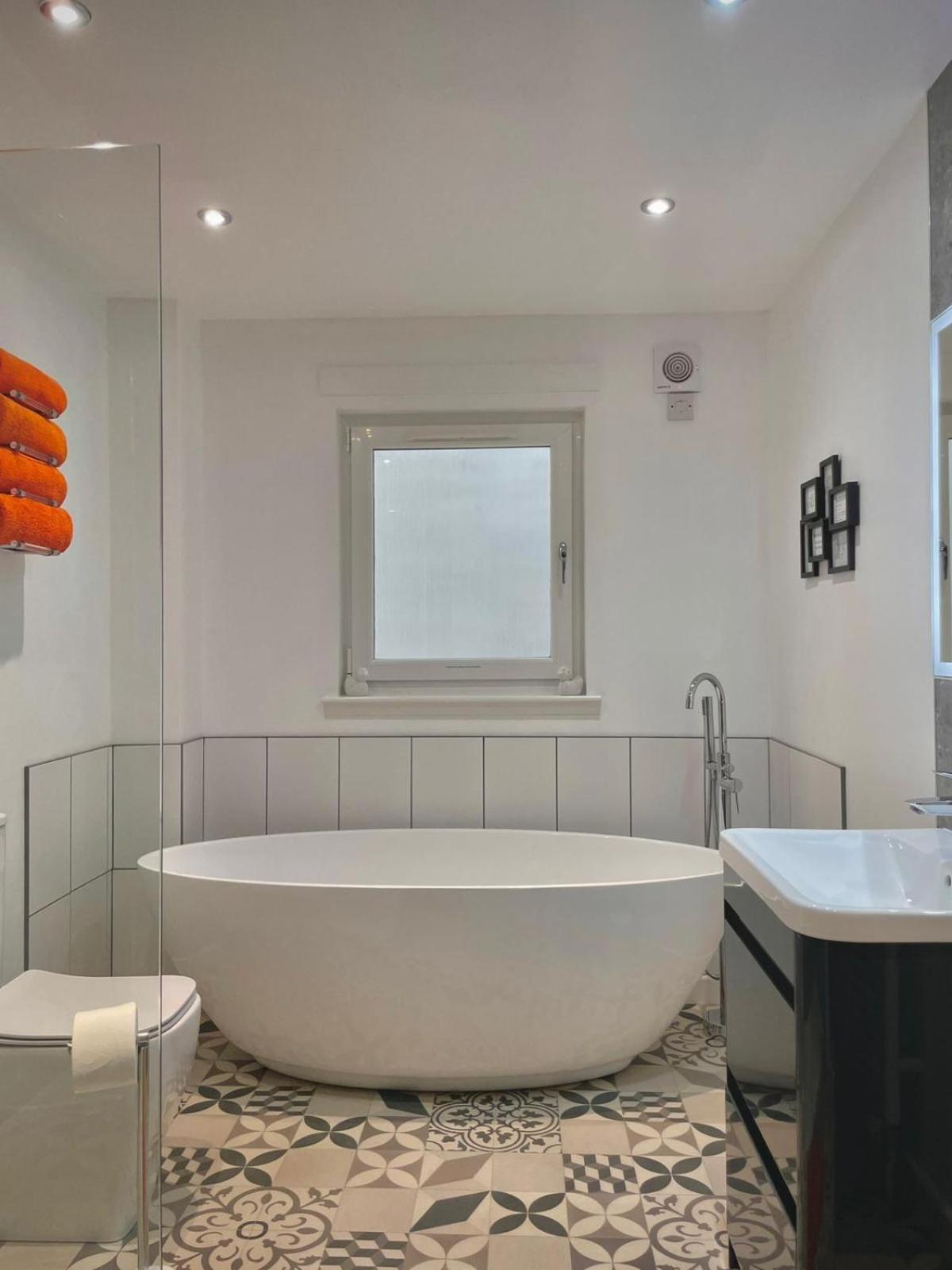 Bright 2-Bedroom Apartment With Parking In Монтроз Екстер'єр фото