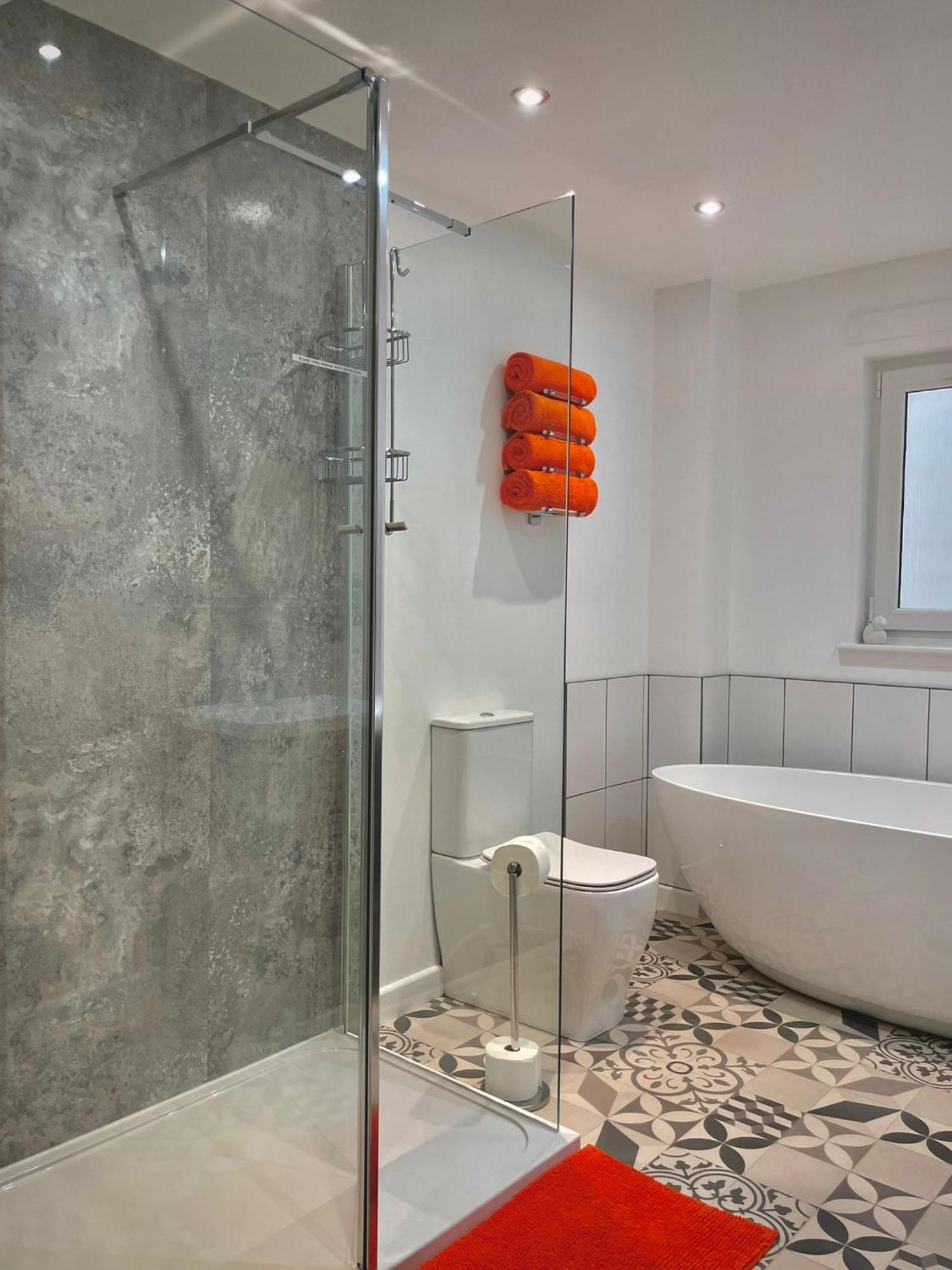 Bright 2-Bedroom Apartment With Parking In Монтроз Екстер'єр фото
