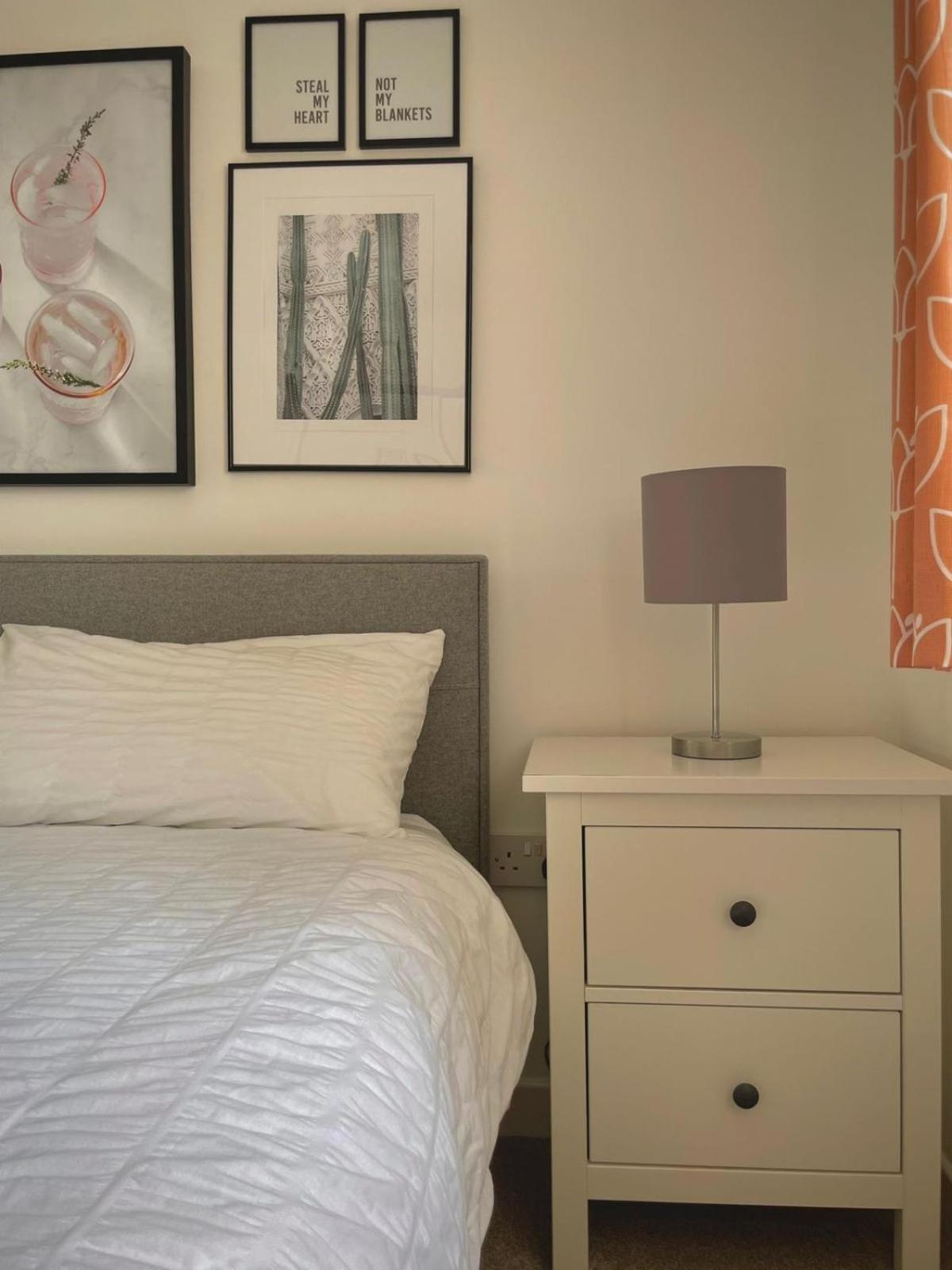 Bright 2-Bedroom Apartment With Parking In Монтроз Екстер'єр фото