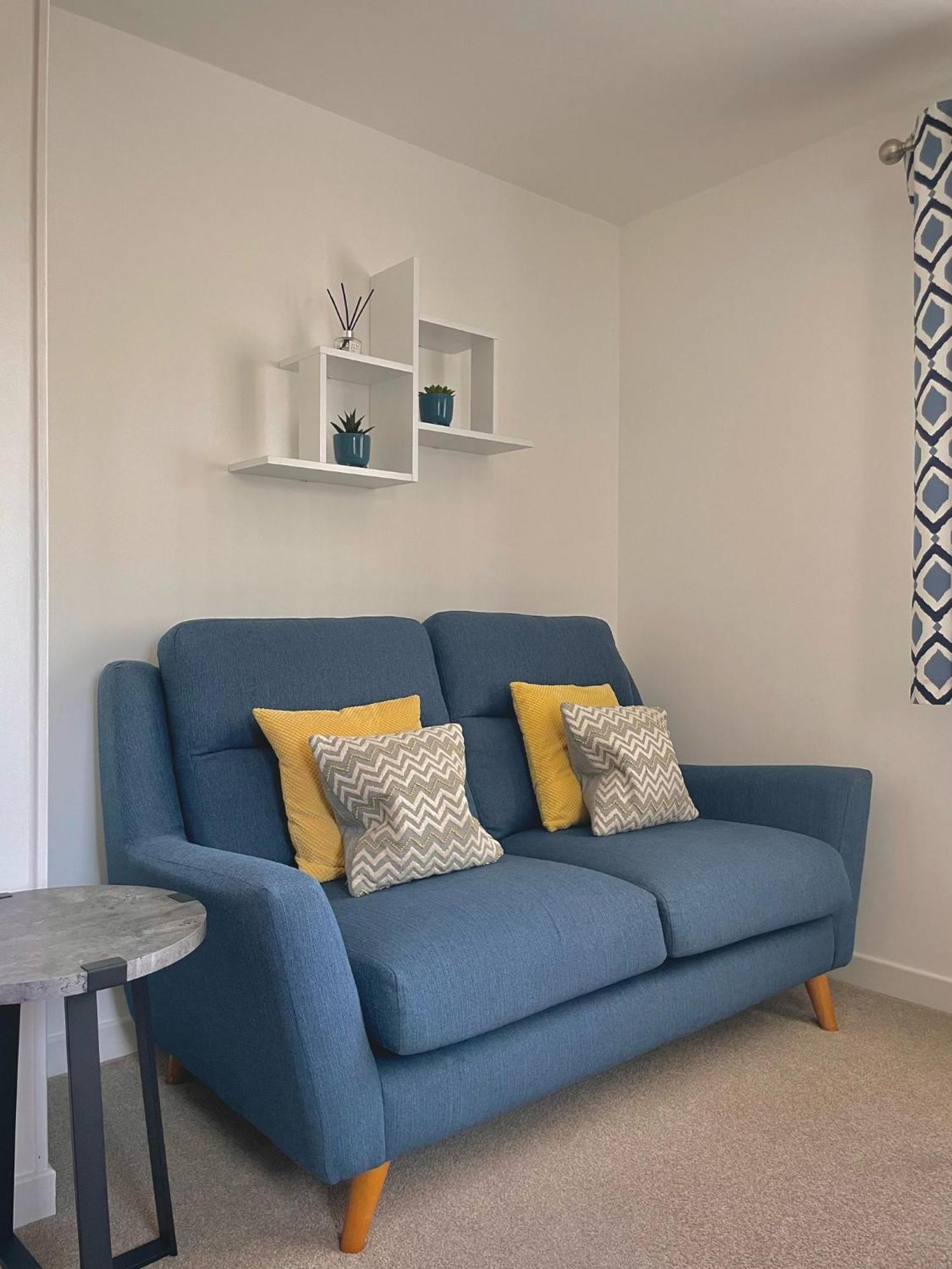 Bright 2-Bedroom Apartment With Parking In Монтроз Екстер'єр фото